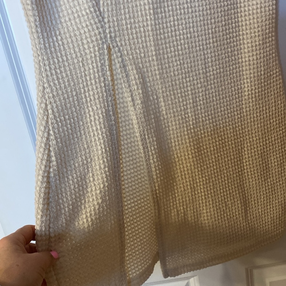 Long waffled crew cream top, sleeveless with a slit in front - Picture 5 of 6